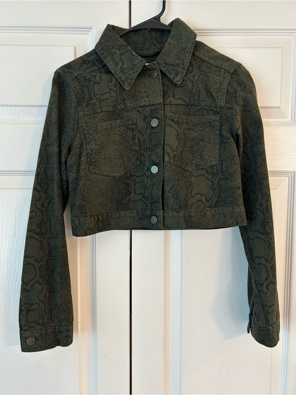 NWOT Hollister Women’s Green Snake Print Cropped Button Up Denim Jacket Size S